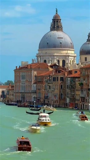 🇮🇹 Venice: The City That Floats on Water 🌊
