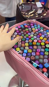 22K views · 746 reactions | Duvido você encher esse estojo 﫣  COMPRA SEGURA | www.meupoa.com.br  baixe o app e use o cupom: APP5 na sua primeira compra no nosso aplicativo oficial Meu Poá 勺  FRETE GRÁTIS para todo Brasil, consulte sua região 螺 ganhe CASHBACK em todas as compras Os produtos desse vídeo estão marcados no próprio reels. #papelaria #papelariacriativa #papelariafofa #asmr | Meu Poá Papelaria | Facebook