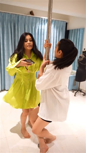 ASFI JAVED on Instagram: "Dolly’s entertainment is so addictive ki hum din raat bas ussi ko dekhte rehte hai 🤭❤️ Aap bhi dekh rahe ho ki nahi?? Watch Dolly LIVE on #7DaysLive on @jiohotstar 🤩 @_dollyjaved @be_a_bassi #dollyjaved #anubhavbassi #live #jiohotstar #7daysliveonjiohotstar #jiohotstarsparks #infinitepossibilities"