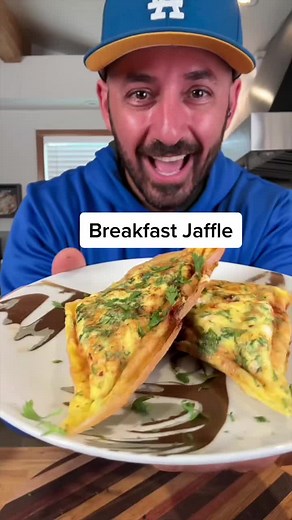 A jaffle is an Australian closed toasted sandwich but I use my @Breville jaffle iron for quick easy omelette and it works great. If you dot have one you can do this in the oven in cupcake molds or just do it in a pan. Hats @crownminded #chefarazada #armenian #armenianchef #breakfast #quickbreakfast #easyrecipes #easybreakfast #omlet #jaffle #breville #jafflerecipe #timmytrumpet