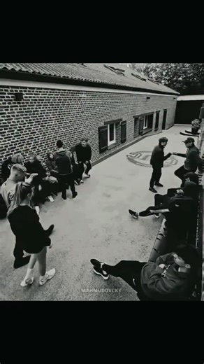 waxa on Instagram: "Follow me please ✅ 🙏🏻 1997년 개봉한 영화 Titanic은 잭과 로즈의 운명적인 사랑을 통해 비극 속에서도 오래 남는 감정의 in 깊이를 보여주는 작품입니다. 화려한 연출보다 인물의 감정에 더 집중한 제임스 카메론 감독의 스타일은 지금 다시 봐도 묘하게 가슴을 울리죠. 배가 침몰하는 장면이 아닌, 두 사람이 서로를 바라보던 순간들이 더 강하게 기억에 남는 영화이기도 합니다. 이 감정을 완성해주는 곡이 바로 셀린 디온의 *“My Heart Will Go On”*입니다. 처음 들으면 잔잔한데, 어느 순간 자연스럽게 가슴이 벅차오르는 느낌을 줍니다. 특히 후반부의 고조되는 보컬은 영화 속 잭과 로즈의 마지막 장면과 겹쳐지면서 괜히 마음이 서늘해지기도 하고요. 많은 분들이 “이 노래가 나오면 왜 그 장면이 자동으로 떠오르는지 모르겠다”고 말하는데, 그만큼 영화와 음악이 자연스럽게 얽혀 있는 곡입니다. 1998년 아카데미 주제가상을