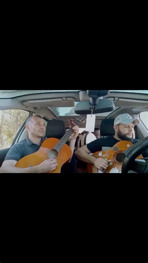 4 belles âmes avec des instruments dans une voiture ça donne ça | chansons et clips kabyles chna takvaylit