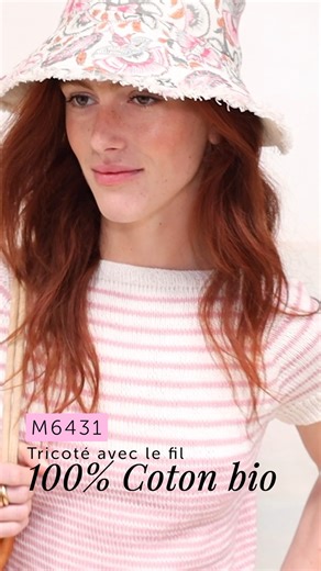 Pull top down rayé Colombe 🌷 Un pull d'été, léger comme une brise chaude, naît sous les mains de passionnées du tricot maille après maille. Ce top-down, qui commence par le col, est une véritable œuvre d'art, un hymne à la simplicité et à la beauté du tricot. Collection femme été magazine n°68 | Bergère de France