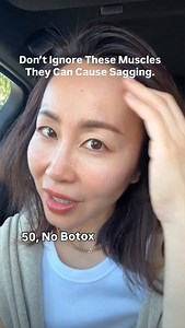 Let’s focus on Temporalis and SCM muscles. These aren’t random massage spots — they’re two of the most common tension areas that can make your face look tired, puffy, or saggy when they tighten up. Let’s break it down in a super simple way. 1️⃣ Temporalis Muscle (side of your head) This muscle gets tight from stress, jaw clenching, grinding, chewing, even poor bite alignment. When it’s tight, it can create a downward pull in your upper–mid face. That means: heaviness around the cheeks less circu