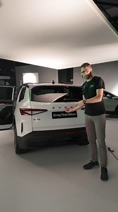 💡Interesting cable storage in the trunk of the all-new Skoda Elroq. The Elroq is so to speak the electric version of the Karoq, featuring a new Skoda design language. It is 4,49 m or 177“ long and comes in versions: 50, 60, 85 (all RWD) and 85x AWD with 295 hp. The batteries are 52 kWh and 59 kWh (VMax 160 km/h 100 mph) or 77 kWh (VMax 180 km/h 112 mph). The interior features 5“ instruments, optional HUD and 13“ infotainment. Seats come in fabric, leatherette or econyl fabric / leatherette mix.