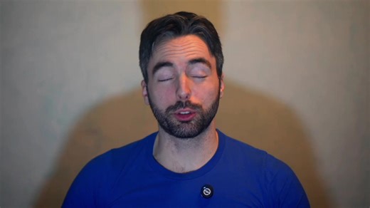 Il digiuno intermittente non è una magia metabolica. Negli ultimi anni è stato presentato come la chiave definitiva per dimagrire, “attivare l’autofagia” e ripulire il corpo. Ma quando andiamo a leggere le metanalisi — quindi il livello più alto delle evidenze scientifiche — il risultato è molto più semplice: il digiuno intermittente e la classica restrizione calorica continua portano a risultati sovrapponibili. La vera differenza non è nel nome del protocollo. È nella capacità di mantenerlo nel