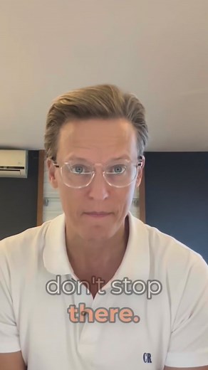 Chronic inflammation and depression are deeply connected. Research shows that people with depression often have elevated inflammatory markers — especially C-reactive protein (CRP), interleukin-6 (IL-6) and TNF-α. These cytokines can alter neurotransmitter pathways, disrupt serotonin metabolism, and even reduce neuroplasticity — all contributing to low mood, fatigue, and brain fog. In simple terms: When the body is inflamed, the brain feels it. Key scientific findings: 📌 A large meta-analysis fo