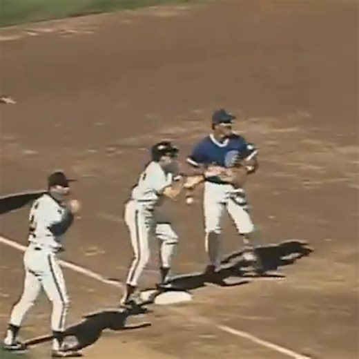 36 years ago today, Will Clark RIPPED a two-run eighth inning single up the middle to put the Giants on top for good in Game 5 of the 1989 NLCS. The Giants won their first pennant since 1962. Here's how it sounded on KNBR⬇️ | KNBR