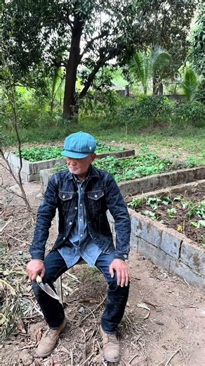 In My Garden Work. Iron Heart Denim + Uniqlo Chambray Shirt + Red Wing Boots + Choochai Cap #shorts