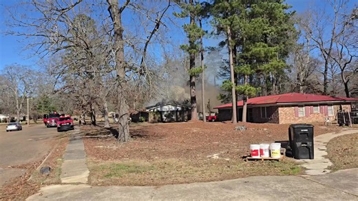 Springhill, Louisiana 501 6th st SE. house fire heavy smoke showing