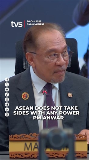 ASEAN reaffirms its stand to establish good relationships with multiple countries without taking sides. According to Prime Minister, Datuk Seri Anwar Ibrahim, the recent visit of the United States President, Donald Trump and China’s Premier, Li Qiang to Kuala Lumpur for the ongoing 47th ASEAN Summit reflected a centralized approach taken by this region. 📱 Stream live on www.tvsarawak.my or TVS Inspire, MYTV Mana-Mana, Unifi TV, and Astro GO! Download now on App Store and Play Store. #TVS122 #TV