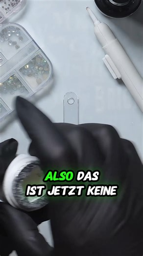 Einfach einen Kreis malen, den Pinsel so lassen wie er ist und wild ein paar Kügelchen platzieren – ganz ohne System, einfach nach Lust 😍 Wie findet ihr das Design? #lovenails #nailart #nails #nageldesign | Lovenails