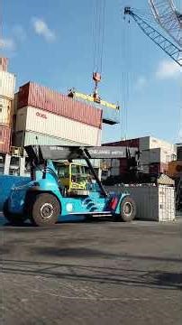 Loading And Evacuation of 40F Containers with Crane Spreader