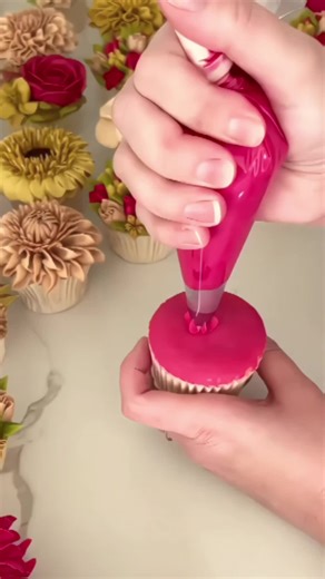 Wilson Decoration Tips🌹 🧁 (So Easy for Beginners!) #EasyBaking #PrettyCakes #cakedecorating #cupcake #fyp #wiltoncakes