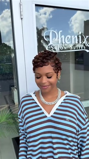 Tu as l'impression que ton visage est trop rond ou tes traits trop marqués sur les photos ? Le problème n'est pas ton visage, c'est le volume de ta coiffure qui n'est pas placé au bon endroit.