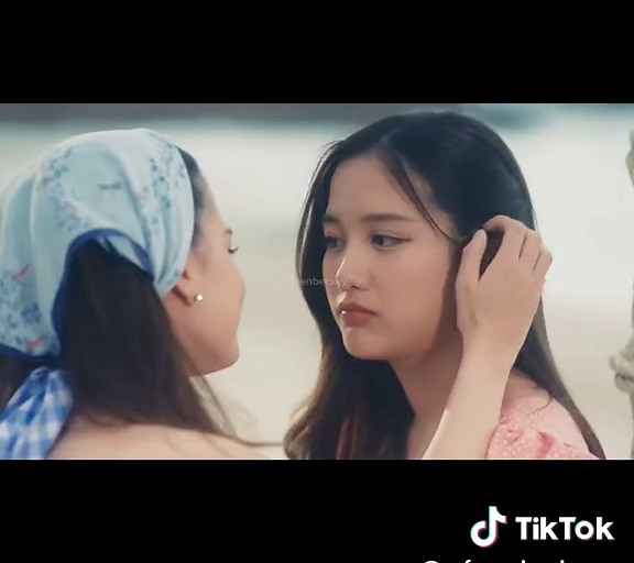 this scene is soo cute 🤏🤍🥹🥰 #theloyalpin #pinpak #ปิ่นภักดิ์ #freenbecky #beckfreen #ฟรีนเบค #freen #becky #schrafreen #freensarocha #beckysangels #beckyarmstrong #fyp #fypシ #wlw #gl #CapCut #xyzbca #freenbeckyshipper #freenbeckyedit #thailand