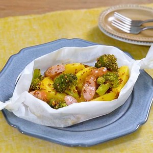 包み蒸しでホックホク♪ じゃがいもとソーセージのホットサラダのレシピ動画・作り方 | デリッシュキッチン