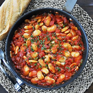 Spanish Beans with Tomatoes and Onions Recipe - Spain on a Fork