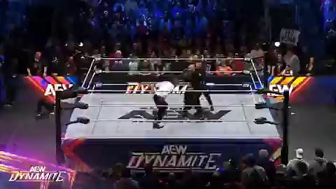 ユナイテッド・エンパイア＋アレックス・ウィンザーとデスライダーズの乱闘は、会場内へとなだれ込みました。#AEWDynamite