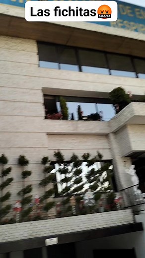 Aquí tienen a la sra que decidió que era buena idea que su 1nu*/t1l e irresponsable hijo podia tirar una agua de litro con todo y sus frutitas en el auto sin que haya ningún detalle ni ningún pro/*blema y mucho menos un cobro, espero que no les pase esto con este tipo de gente es mucha impotencia el no poder hacer nada porque esa es la realidad...🐷🤬 Sra. se hace el llamado para que enseñe a su hijo a no ser un completo irres*/ponsable, y también a hacerse cargo de sus actos erróneos, no sean a