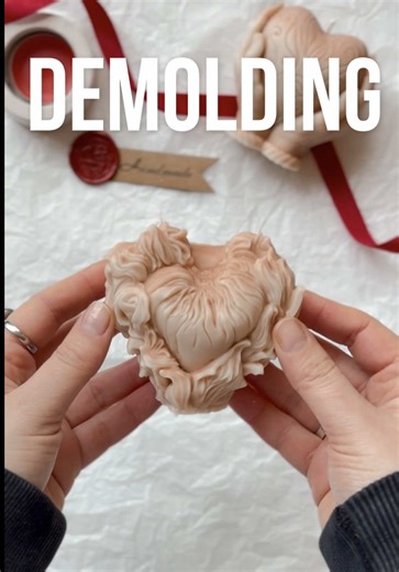 ~ OPEN HEART ~ Aromatic soy wax candle. #demolding #candlemaking #randevucraft #valentinescandle #sveces