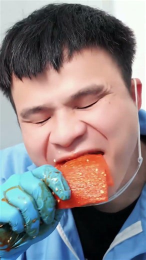 The little girl secretly ate spicy snacks and was caught by her supervisor. She then used the fac...