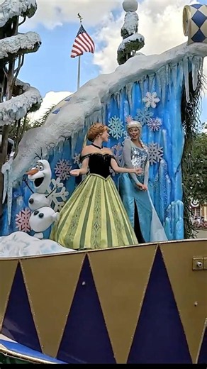 "Royal Sisters Love Their Fans!" #waltdisneyworld #magickingdom #annaelsa #frozen #shorts