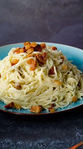 Diese Spaghetti Carbonara ist Liebe auf den ersten Biss. 💛 👉 Speicher dir das Rezept fürs Wochenende! ZUTATEN: Für die Nudeln: - 550 g Weizenmehl - 4 Eier raumtemperiert - 6 Eigelb raumtemperiert - 2 EL Olivenöl - 1/2 TL Salz Für die Soße: - 400 g frische Spaghetti - Salz - 200 g Guanciale - 3 Eigelb - 100 g Pecorino - schwarzer Pfeffer 👇Hier geht's zum Rezept: https://www.leckerschmecker.me/spaghetti-carbonara-a/63743511328285 #spaghetticarbonara #italienischkochen #pastaliebe #rezeptderwoch