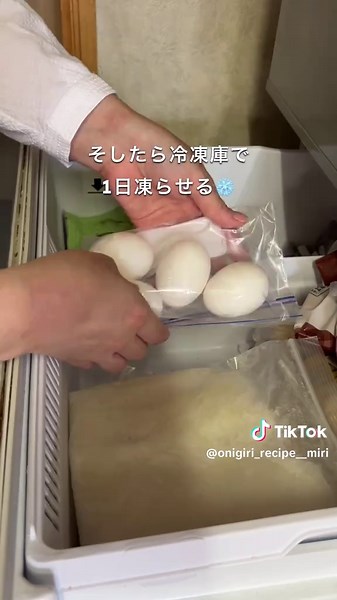 ⬇️詳しいレシピはこちら⬇️ たくさんのリクエストにお応えして 卵黄の醤油漬けの作り方を 詳しくお伝えしまっす✌️✨ 《材料》 各2個分 〜醤油漬け〜 ▶卵 2個 ▶醤油 大さじ1 ▶︎みりん 大さじ1 〜ピリ辛キムチ漬け〜 ▶︎卵 2個 ▶︎醤油 小さじ1 ▶︎みりん 大さじ1 ▶︎キムチ革命 小さじ2 作り方は動画で詳しくお話ししてます😊 最後まで見てくれてありがとうございます❤️ ぜひレシピの感想をコメントで教えてくださいね☺️✨ #おにぎり#卵黄おにぎり#おにぎりレシピ#簡単おにぎり#時短おにぎり#卵黄の醤油漬け