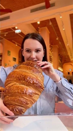 Found Hong Kong’s biggest croissant! 🥐 我搵到香港最大嘅牛角包！🇭🇰 J'ai trouvé le plus gros croissant de Hong