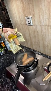 First try 4cheeses hot dog #eating #newflavor #cheeseexplode | Berry_H