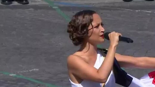 Défilé militaire du 14 juillet : Candice Parise chante "J'ai deux amours"
