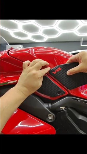Ducat Panigale V4S gets tank pads, Ducabike rear Axle nut & Radiator Guards! 💪😎