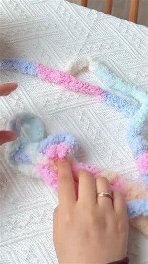 Learn how to arm knit a cozy blanket using chunky yarn in this easy tutorial. Perfect for beginners, this project can be completed in just a few hours! Please, subscribe https://www.youtube.com/@dailycrochetcom?sub_confirmation=1 ============================ More crochet tutorials you may like ▶️https://youtube.com/shorts/zohQ54748EM?feature=share ▶️ https://youtube.com/shorts/JksbINE9Eds?feature=share ▶️https://youtube.com/shorts/uCJ-bSJ46Bs?feature=share ▶️https://www.youtube.com/shorts/0Xk9y1