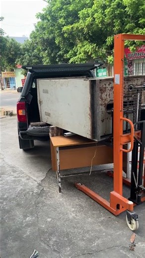 Công tác cẩu hạ tủ điều khiển lớn xuống xưởng để xử lý sửa chữa phục hồi - DITICO