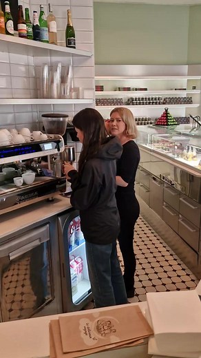 22K views · 235 reactions | Ny konsept hos Pascal! Kunder lager kaffe til sjefen藍藍藍 Hanna 15 år fra Smøla jobber som barista hos mor. Måtte bare utfordre hun ved å lage en kaffe til meg og det ble super, super bra!❤️ Håper vi sees når du skal studere i Oslo Hanna! #pascalkonditori #barista | Pascal Konditori | Facebook