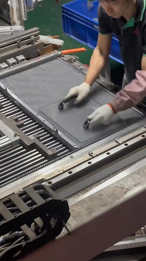 22K views · 289 reactions | Cores making ✅ @精选用户 Aurora Logern Radiators 137 2483 8982 WhatsApp/WeChat:13724838982 #Radiator #condenser #cores #tanks ##المبرد #مكثف #intercooler | Aurora Logern Radiators | Facebook