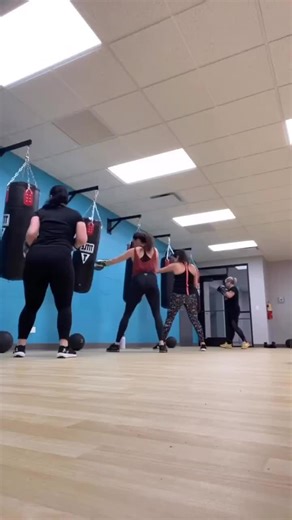 Body shop #bodyshop #gloveup #boxing #bag #workthebag #strong #strongwomen #muscles #muscle #martialarts #bruises #bruise #boxinggloves #ymca #crossroadsymca #gymrat #schereville #nwindiana #hoosier #momof4 #gym #workout #calories #hard #yourworthit #workhardplayhard #southside #fyp