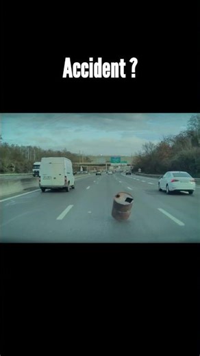 Tonneau métallique perdu sur autoroute - Dashcam Tesla merci @MatthieuV 😉