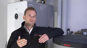 In Amtzell wird eine neue Reihenhauszeile mit den Luft-Wasser-Wärmepumpen Compress 7400i AW von #Bosch beheizt. 👉 Das Besondere: Nur zwei der vier Wärmepumpen wurden außen aufgestellt. Aus Platzspargründen wurde bei den zwei mittleren Häusern eine reine Innenaufstellung der Wärmepumpen gewählt. Schaut das Video und erfahrt mehr hier: https://bit.ly/Bosch_Referenz_Amtzell2023 #boschhomecomfort #luftwasserwärmepumpe #wärmepumpe #heizen | Bosch Home Comfort