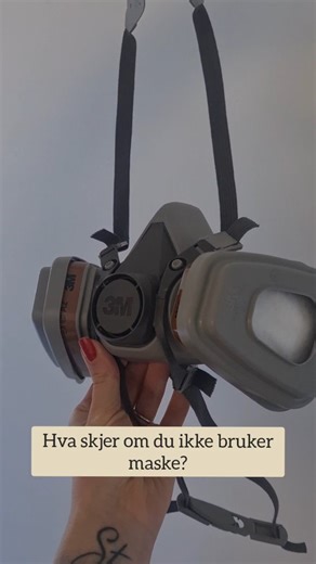 Bruker du en maske når du sliper eller sprøyter?  Dette handler ikke om å få litt støv i nesen. Dette går direkte til lungene dine! Når man sprøyter så ser man ofte ikke så nøye hvor enormt mye støv det skaper. Alt dette flyr i luften i en stund før det setter seg ned. Spesielt at de fleste bruker fortsatt maling som er skadelig for helsen. Bruk derfor alltid maske for å unngå helse problemer  www.oppussingsakademiet.no | Oppussingsakademiet | Facebook