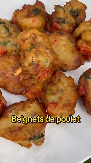 Beignets de poulet maison — croustillants et ultra moelleux Aujourd’hui, on transforme du simple poulet en une vraie pépite ! Poivrons, oignons, céleri, poulet, 150 g de farine, 50 ml de crème fraîche, 2 œufs et 100 g de flocons d’avoine. Un mélange parfumé, moelleux à l’intérieur, croustillant à l’extérieur Astuce : fais-les dorer à feu moyen pour garder tout le fondant du poulet Si tu veux la version avec sauce spéciale maison, dis-moi en commentaire #cuisinefacile #recetterapide #beignetdepou