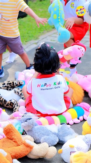 Not just play… this activity builds balance, coordination, focus and teamwork 💪✨ Children hang on the bar, hold the soft toy with their legs, and move it to another place — all with big smiles and full excitement! 😍 This helps improve body strength, confidence and motor skills in a fun way. ⚠️ Safety first – we carefully check the ground and teachers closely supervise the children at all times. Learning Movement = Happy Kids 💛 #HappyKidsGalle #LearningThroughPlay #ActiveKids #MotorSkills #Pre