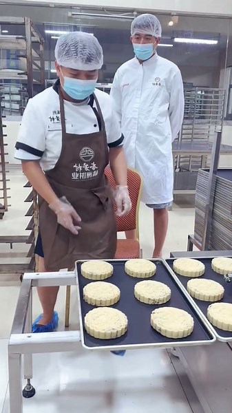 This "lying down" mooncake production line cured my career anxiety.