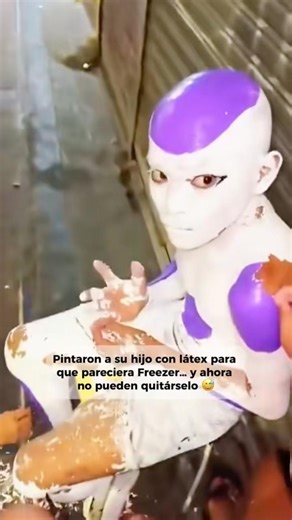 Un niño disfrazado de Freezer, se volvió viral en redes sociales por un error de sus padres. 🙈
