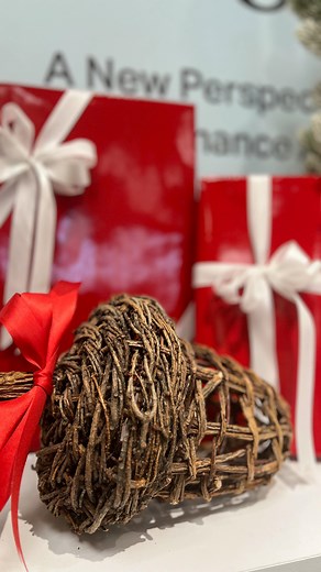 The holiday season has officially arrived at Oak Hall! We’re getting into the spirit with festive decor, sparkling styles, and endless excitement 🤭🎁 | Oak Hall