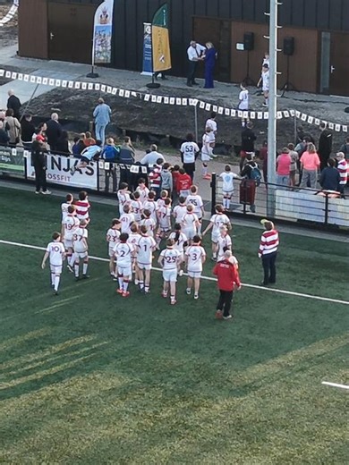 Nieuwe kleedruimte voor de Voorburgse Rugby Club. Donderdag 5 maart heeft wethouder Astrid van Eekelen de nieuwe kleedruimte voor de Voorburgse Rugby Club officieel in gebruik genomen. Dit project, mede mogelijk gemaakt door gemeentelijke steun, biedt moderne faciliteiten met kleedkamers en warme douches. Dit nieuwe gebouw was nodig omdat de club verhuist is naar sportpark Westvliet. @rugby.hub497 @rugbyleague1042 #voorburg #voorburgrugby #wassenaarwarriors #wassenaar #rugby #leidschendamvoorbur