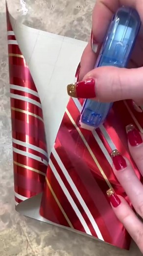 3.6M views · 16K reactions | Gift wrapping hack  #giftwrapping #giftwrap #giftwrappingideas #giftwraphack #lifehacks #lifehack #lifehacks101 #lifehacking #lifehacker #presentwrapping #wrappingpaper #wrappingpresents #wrappinggifts #wrappinghacks #wrappingpaperhack #wrappingpresenthack #wrappinggifthack | XOaprillmae | Facebook