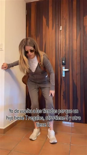 Maritere Castellanos Esteve on Instagram: "Yo de vuelta a las tiendas el 24 de diciembre porque un hijo tiene 7 regalos, otro tiene 5 y el otro solo 2. #madresencuarentena #parodia #comedia #loviymeidentifique"