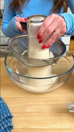 🥐 Flour sifting trick with sieve. #baking